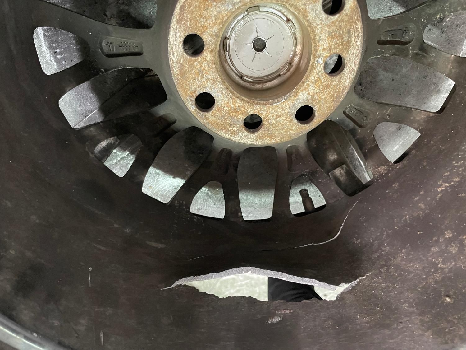 تابگیری وشکستگی رنگ کاری رینگ های المینومی آهنی|قطعات یدکی و لوازم جانبی|تبریز, |دیوار