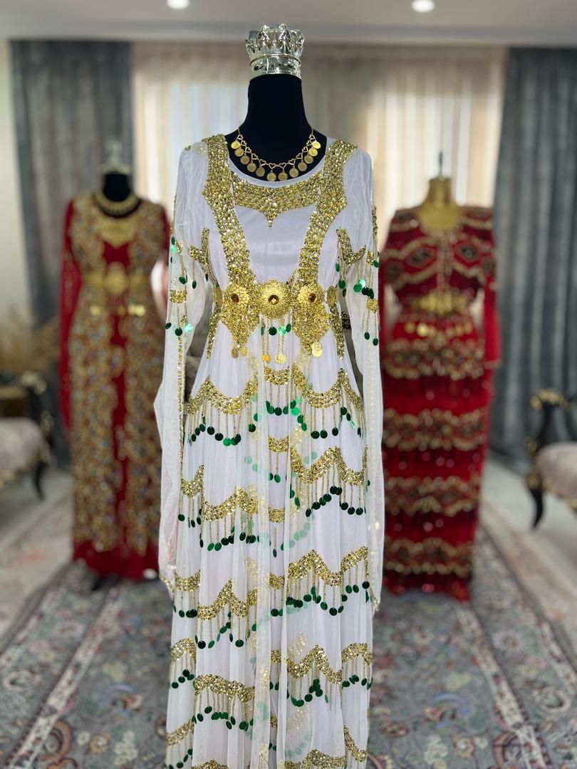 مجلسی‌های تک و خاص|لباس|شهریار, شهریار|دیوار