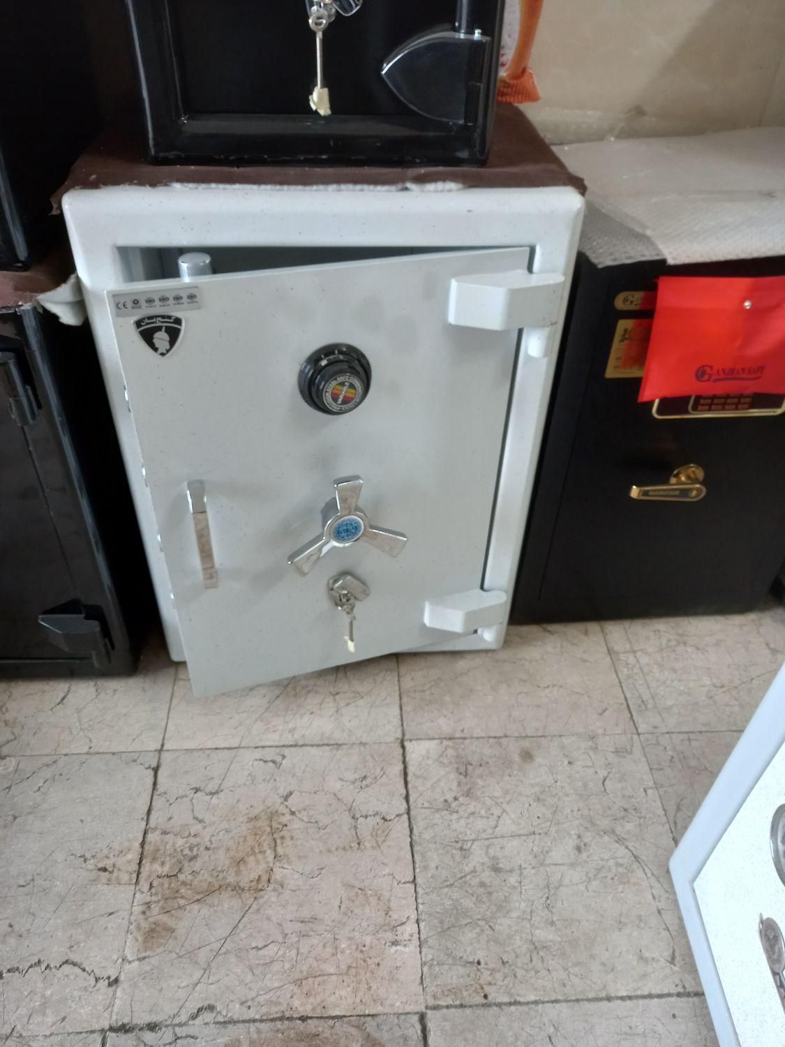 گاوصندوق سفید فروشگاه گنچ|ابزارآلات|اسلامشهر, |دیوار