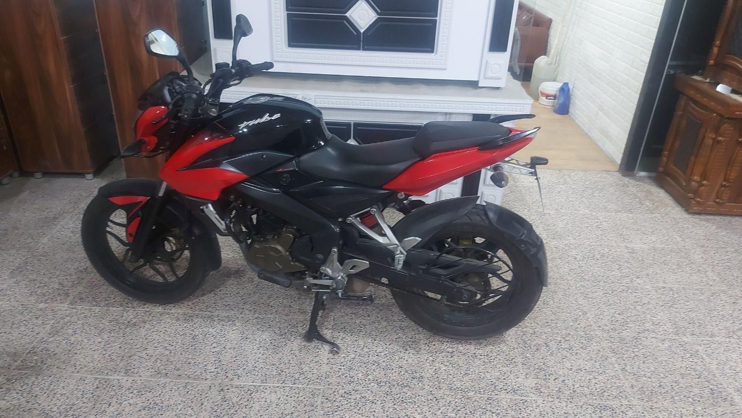 موتور ان اس ۲۰۰|موتورسیکلت|رشت, فرودگاه سردار جنگل رشت|دیوار