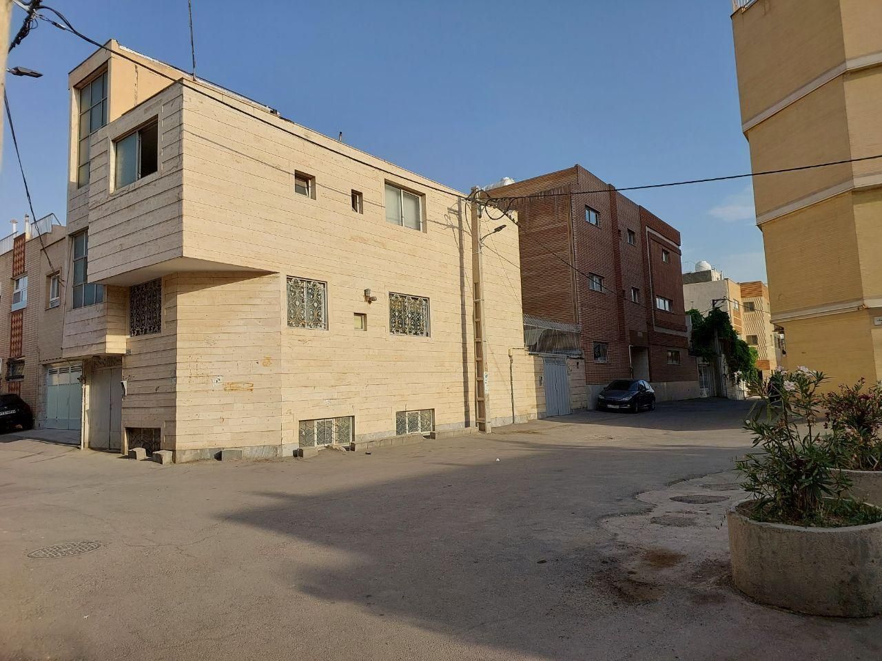 ویلایی دو طبقه-روبروی ورزشگاه تختی-متروی تختی|اجارهٔ خانه و ویلا|اصفهان, سنبلستان|دیوار