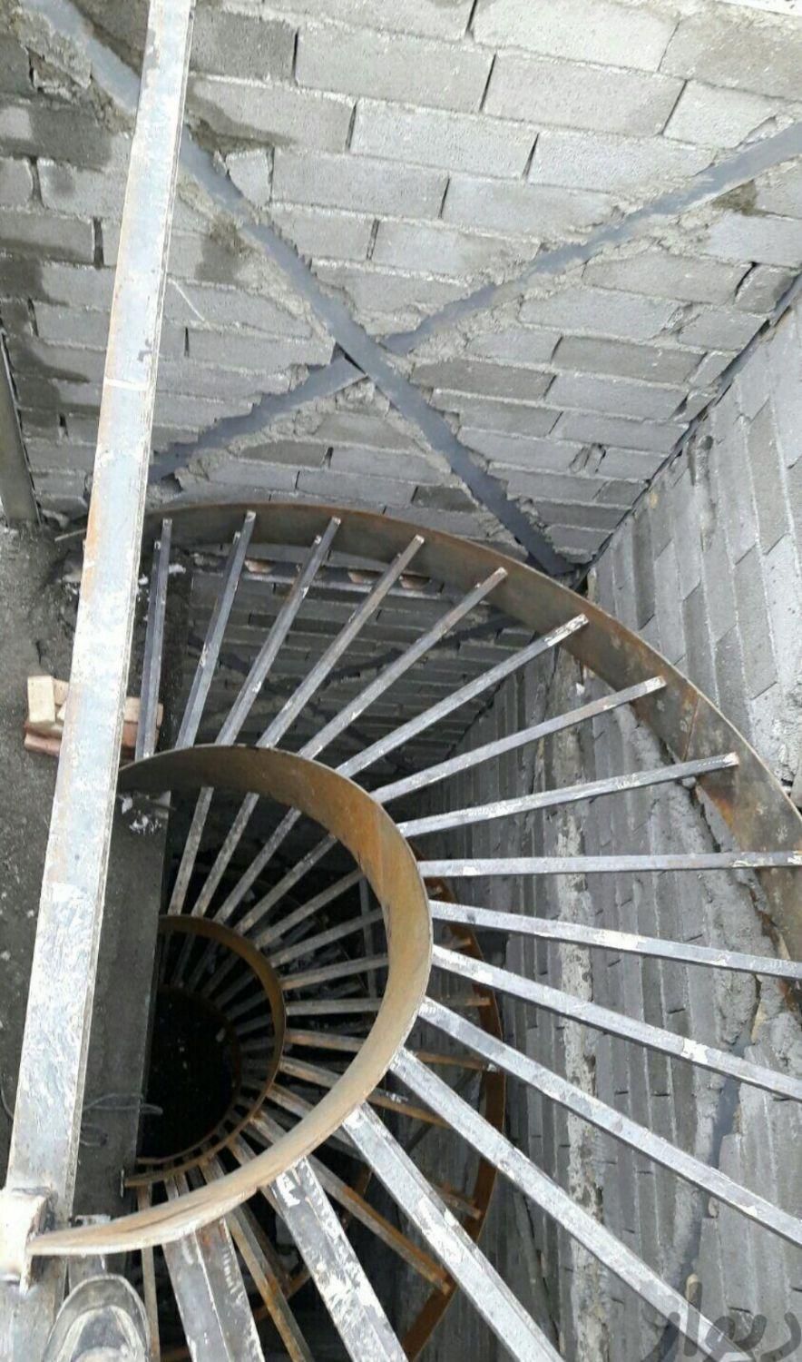 پله معلق، گرد، باکس وسط، استیل|مصالح و تجهیزات ساختمان|پردیس, |دیوار