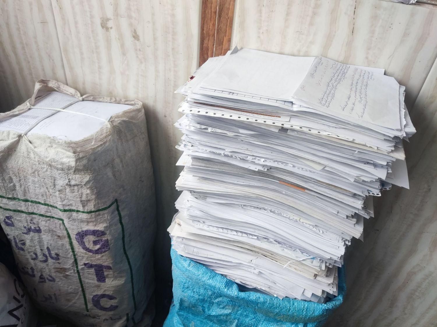 ضایعات کتاب باطله و دفتر ضایعات کاغذ و سی دی CD|عمده‌فروشی|تبریز, |دیوار