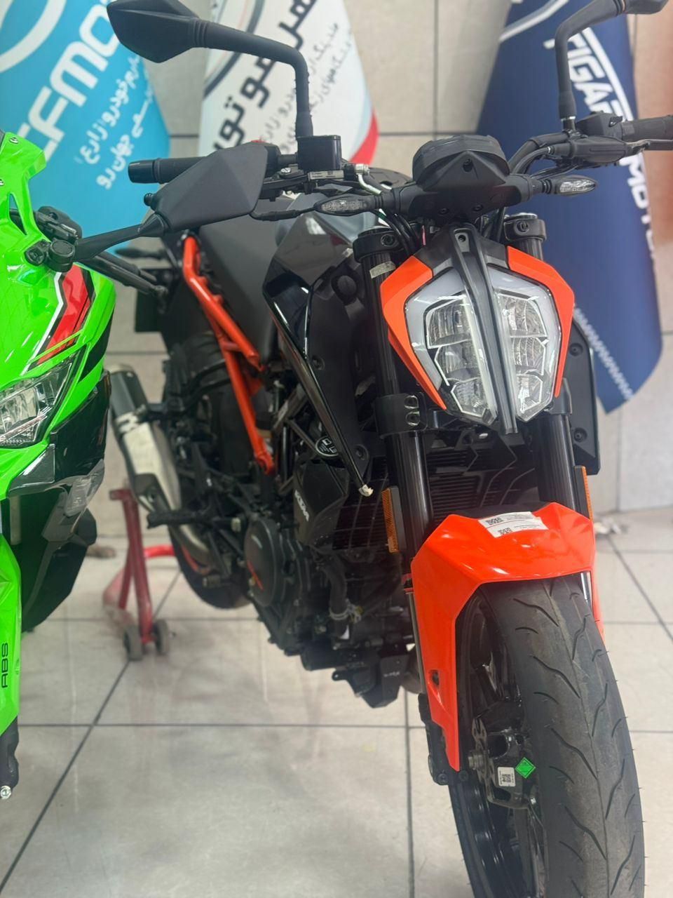 دوک کی تی ام 250 (KTM)|موتورسیکلت|شیراز, ظهور|دیوار