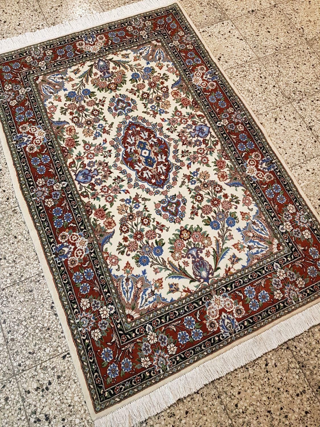 فرش دستباف هفت‌چارک نقشه قم لچک‌ترنج کرم گل‌ابریشم|فرش|تهران, بازار|دیوار