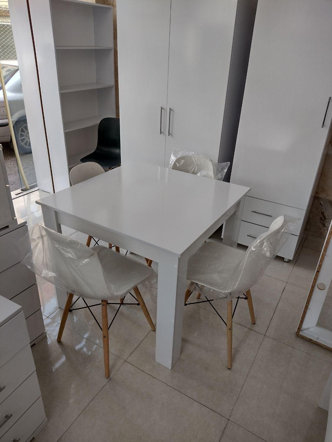 میز 4نفره مناسب غذا خوری. میزکار وغیره|میز و صندلی غذاخوری|رشت, آب آسیاب|دیوار