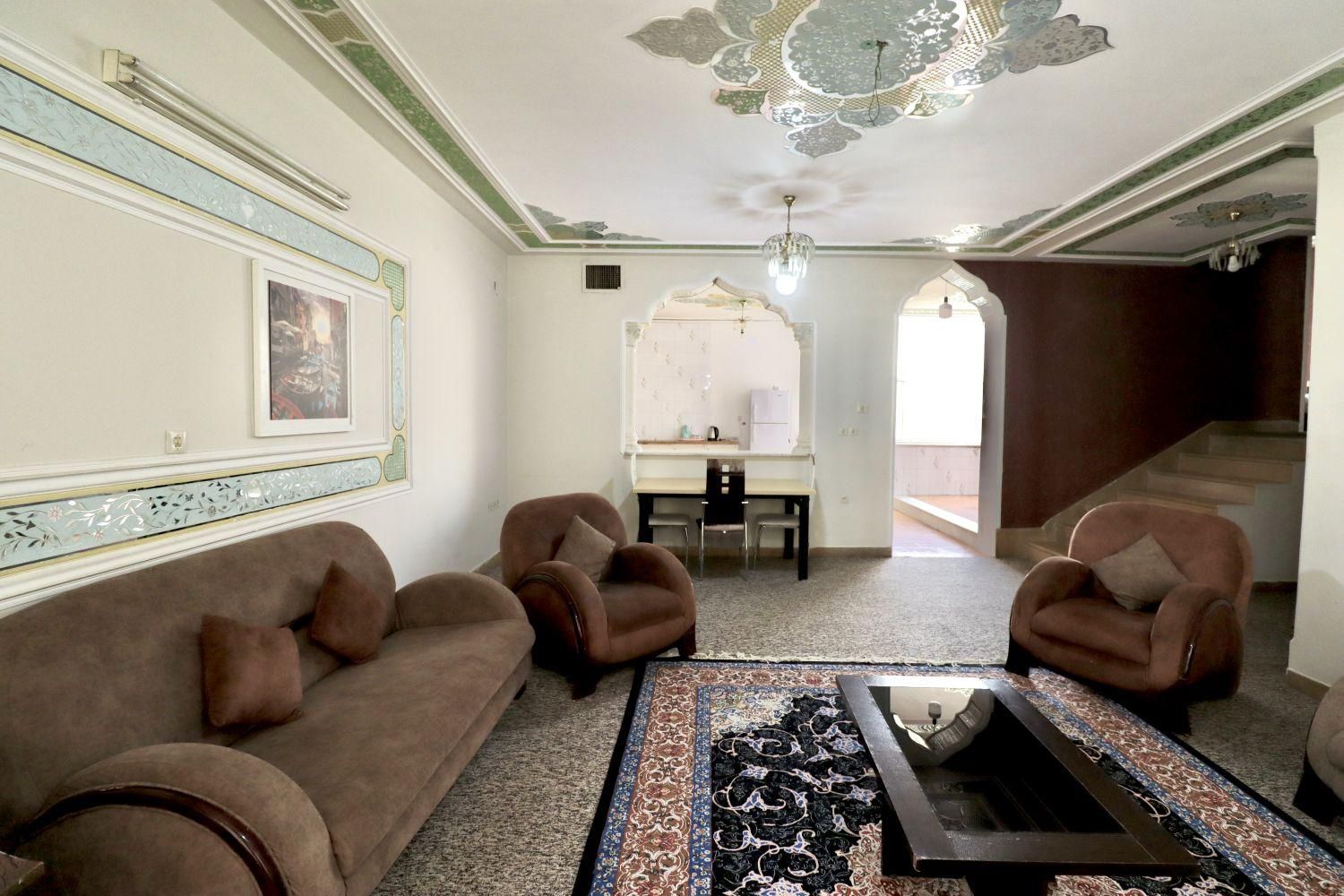 اجاره خانه ویلایی حیاط دار|اجارهٔ کوتاهمدت آپارتمان و سوئیت|شیراز, یخ سازی|دیوار