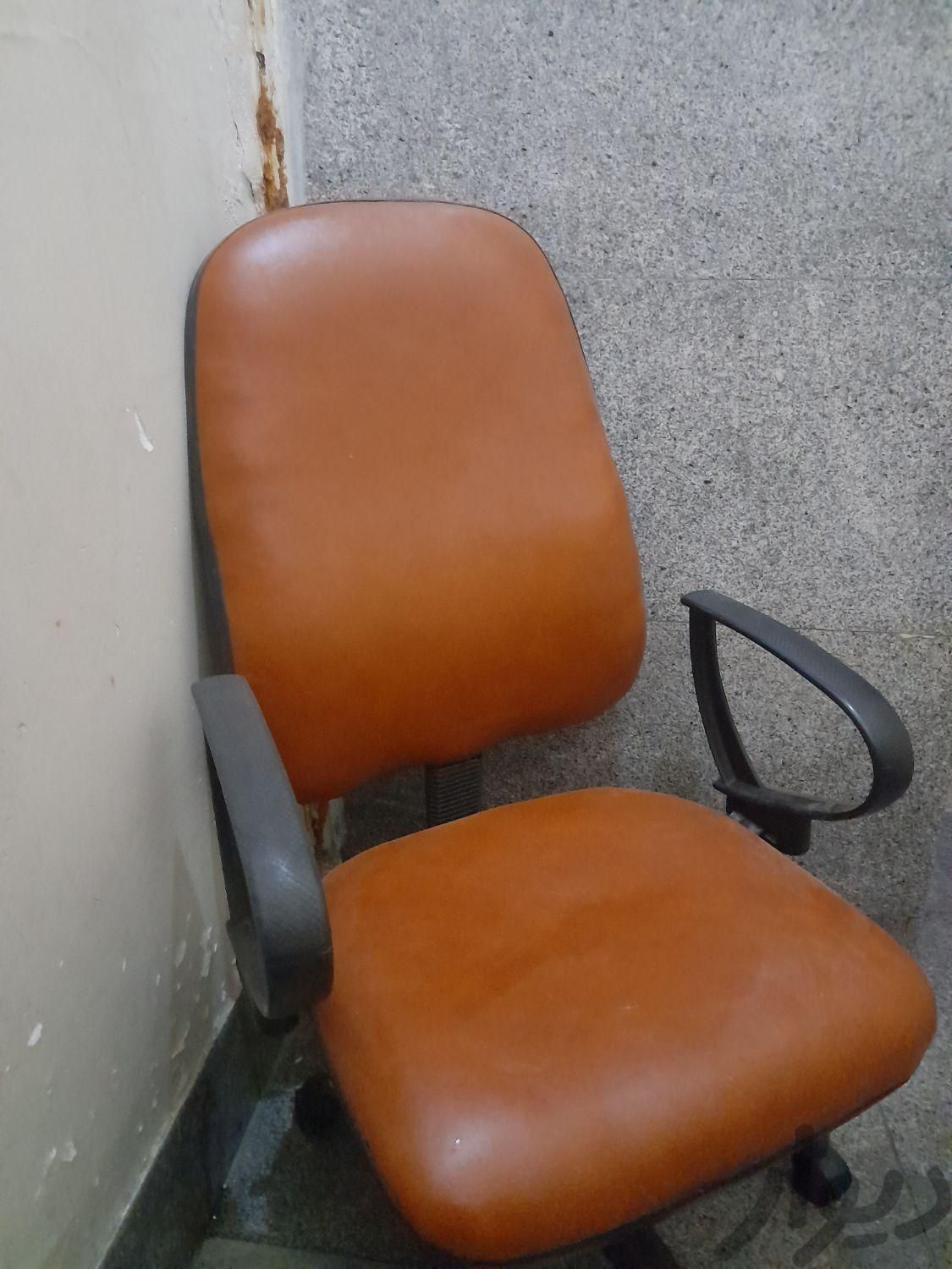 صندلی چرم سالم وتمیز|صندلی و نیمکت|تهران, شمیران‌نو|دیوار