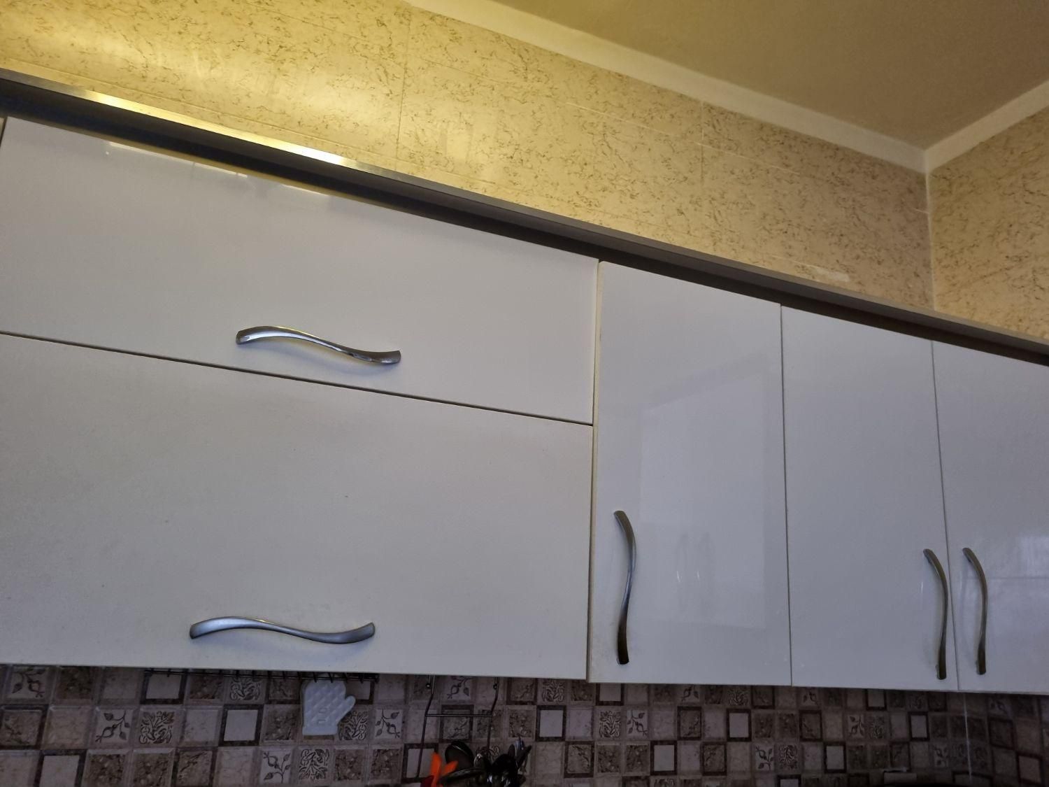 کابینت های گلاس بسیار محکم و نو|آب‌چکان و نظم‌دهنده ظروف|شیراز, درکی|دیوار