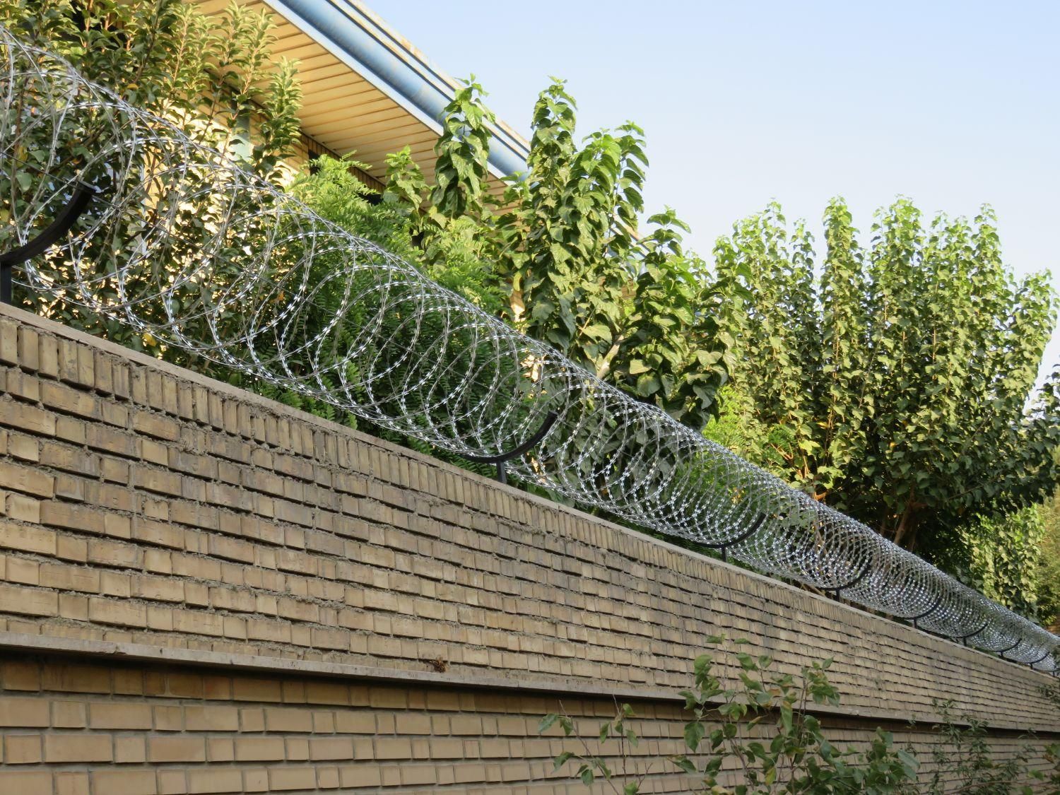 تولید فروش ونصب سیم خاردار توری پاسیو پایه بتنی|عمدهفروشی|تهران, بازار|دیوار