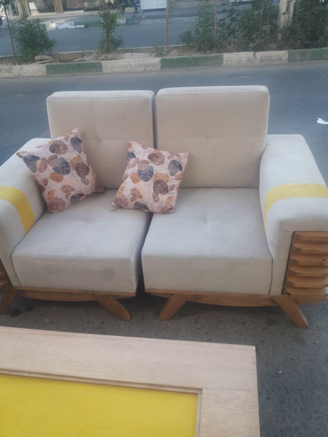 خریدار مبل صندلی میز نهار خوری هستم|مبلمان خانگی و میز عسلی|کرج, درختی|دیوار