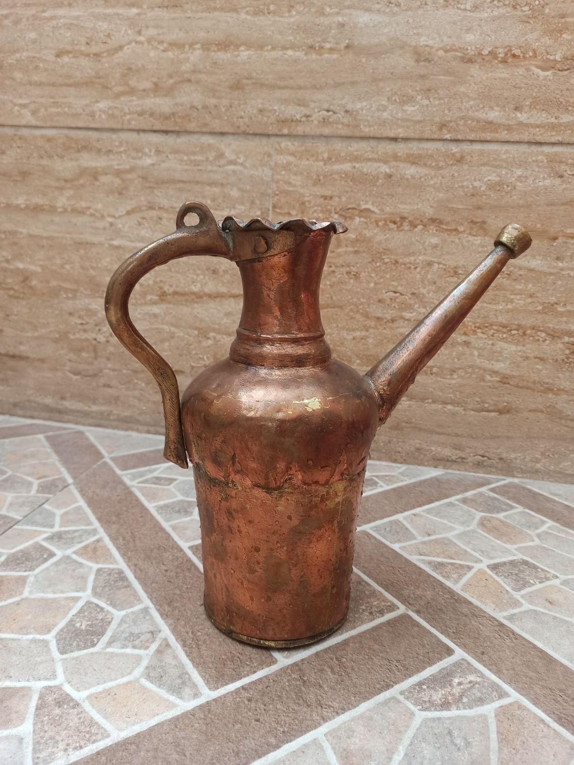 آفتابه مسی قدمت دار|کلکسیون اشیاء عتیقه|ری, |دیوار