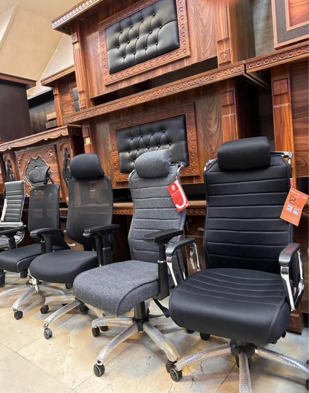 صندلی اداری چرخدار گردان و کامپیوتر|صندلی و نیمکت|مشهد, طلاب|دیوار