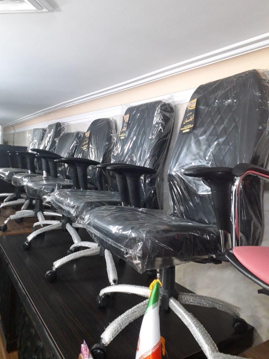 صندلی گردان اداری+میز|مبلمان اداری|رشت, پیرکلاچای|دیوار