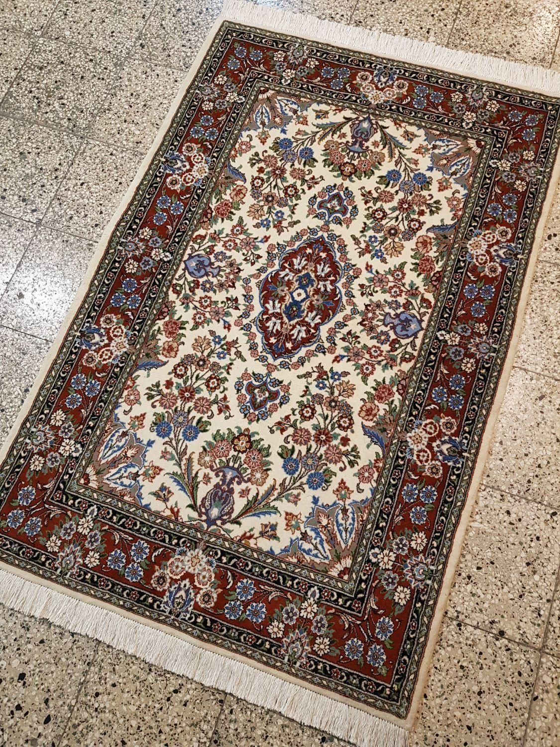 فرش دستباف هفت‌چارک نقشه قم لچک‌ترنج کرم گل‌ابریشم|فرش|تهران, بازار|دیوار