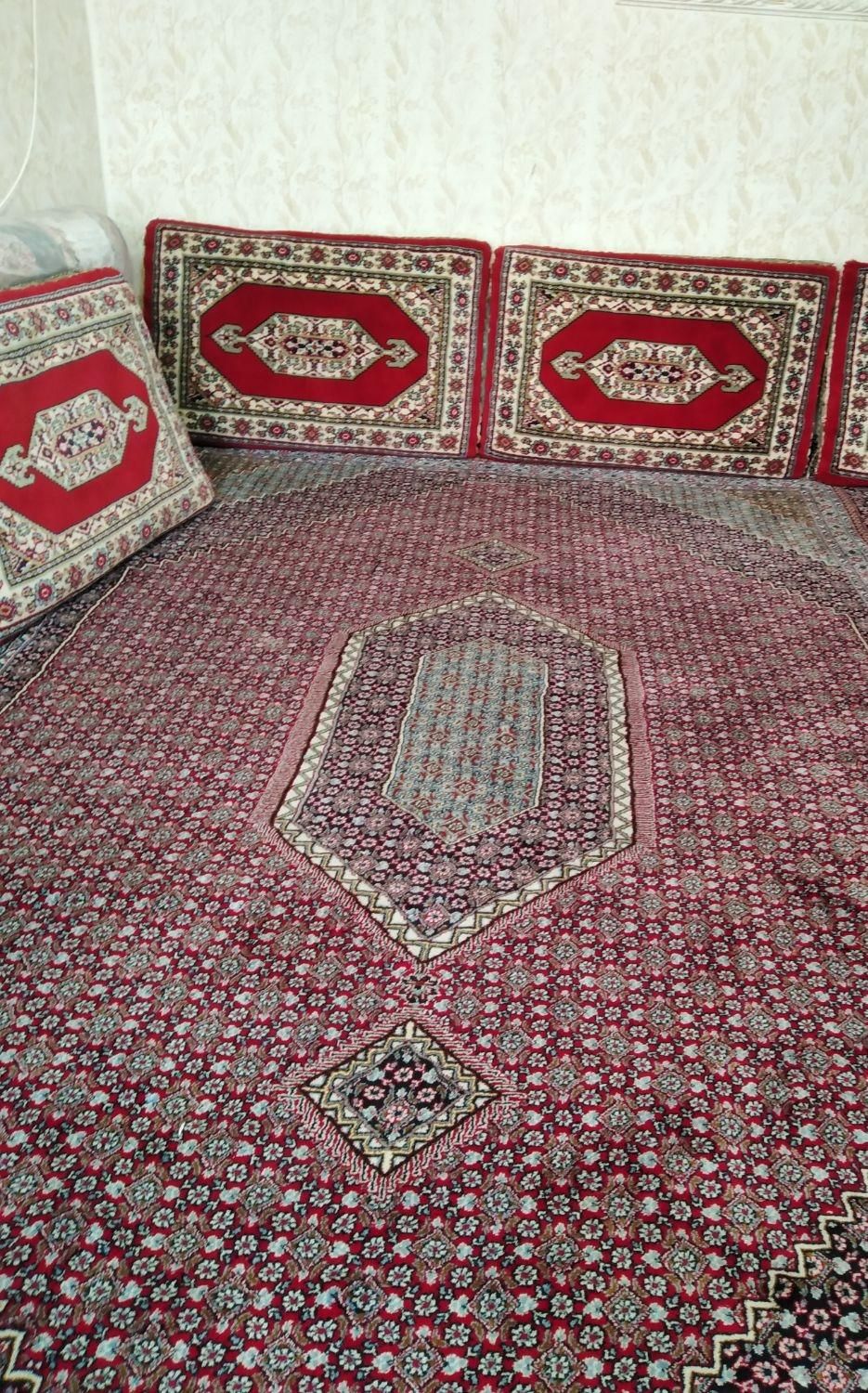دو عدد قالی نه متری و دو دست پشتی در حد نو|فرش|سنندج, |دیوار
