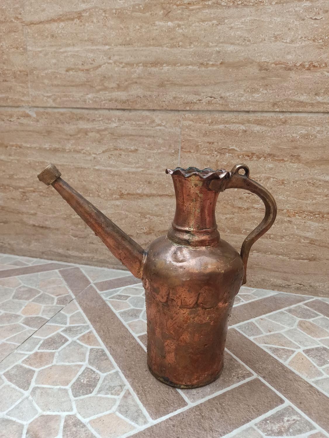 آفتابه مسی قدمت دار|کلکسیون اشیاء عتیقه|ری, |دیوار