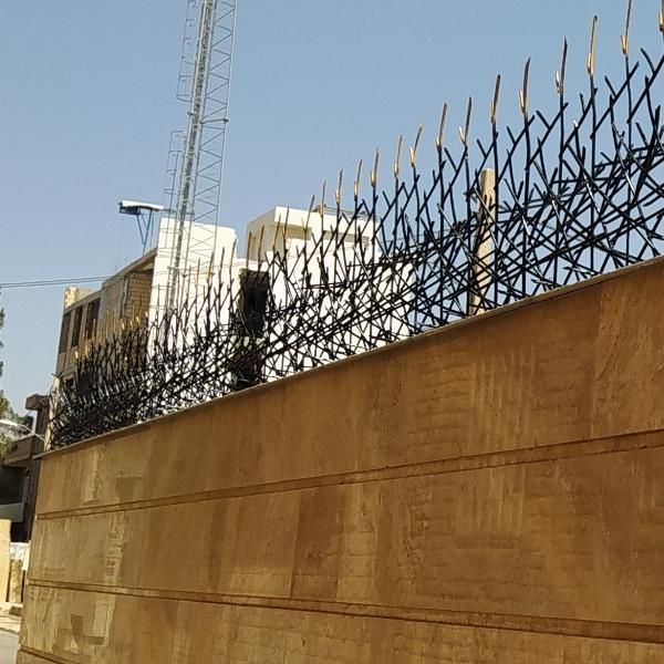 حصار حیاط خانه دزدگیر  نرده آهنی شاخ گوزنی بوته ای|مصالح و تجهیزات ساختمان|شیراز, دباغ خانه|دیوار