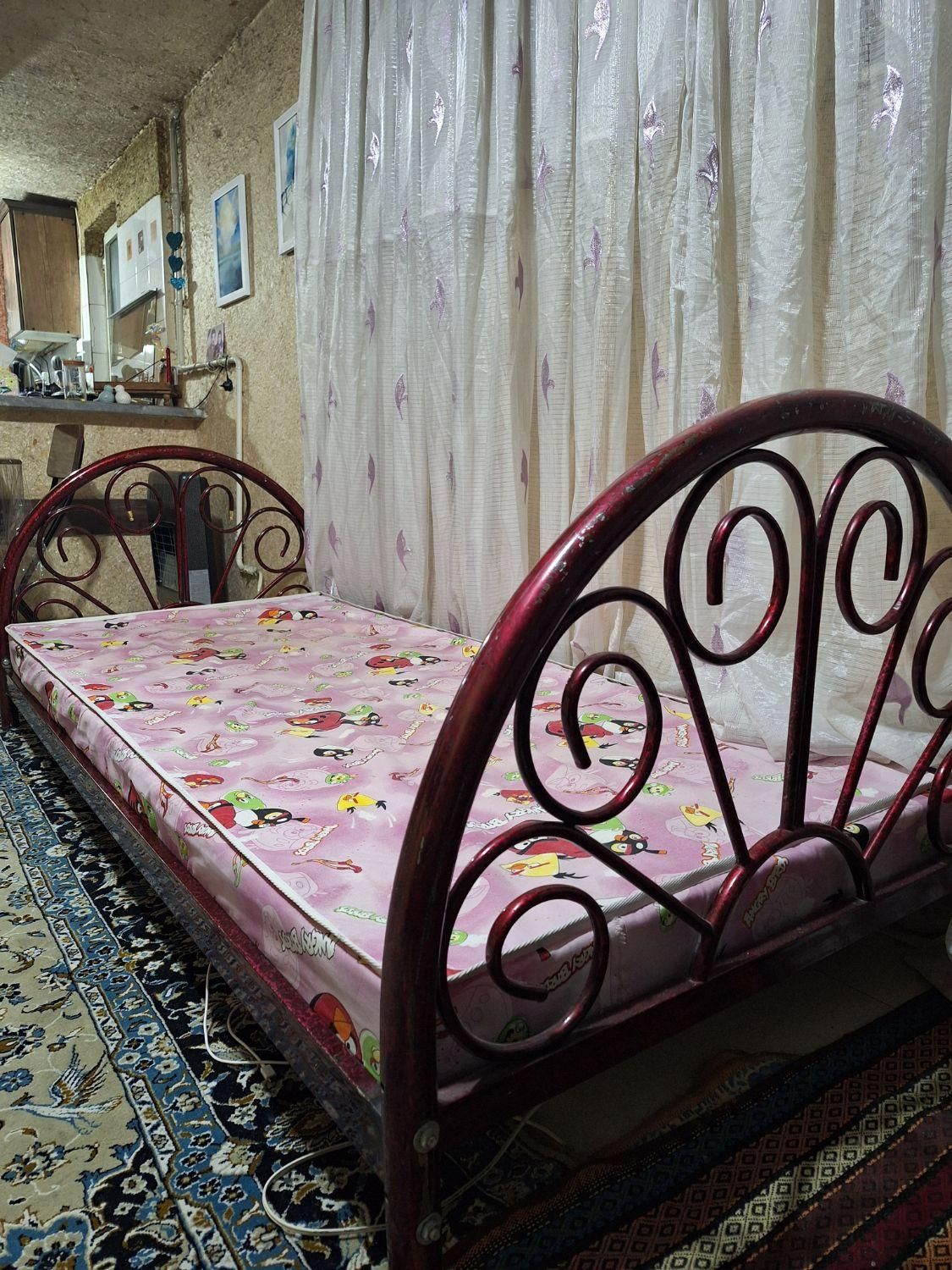 تخت خوابه وبا تشک سالم  یک نفره  فلزی زرشکی|تشک تختخواب|فردیس, منظریه|دیوار