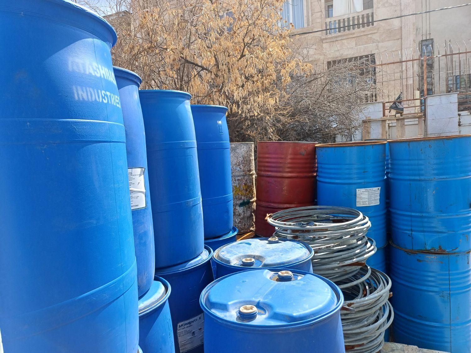 بشکه فلزی. پلاستیکی. تخته الوار|ظروف نگهدارنده، پلاستیکی، یکبارمصرف|شیراز, ترمینال باربری|دیوار