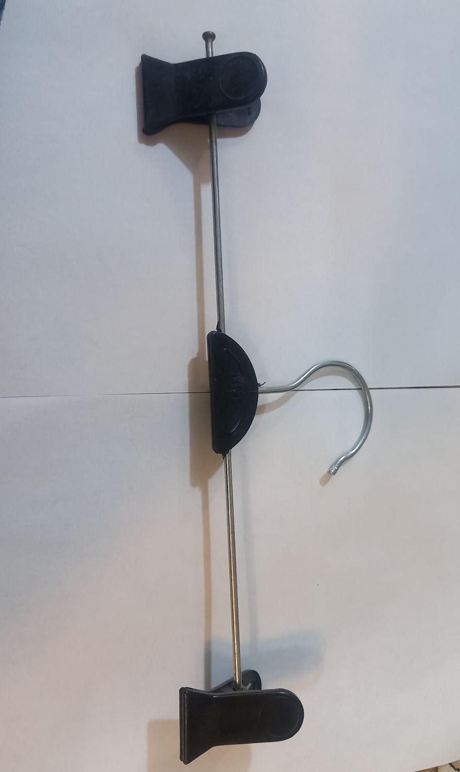 تعدادی چوب لباسی و رگال ساچمه ای تیله ای|بندرخت و رخت‌آویز|فولادشهر, A2|دیوار