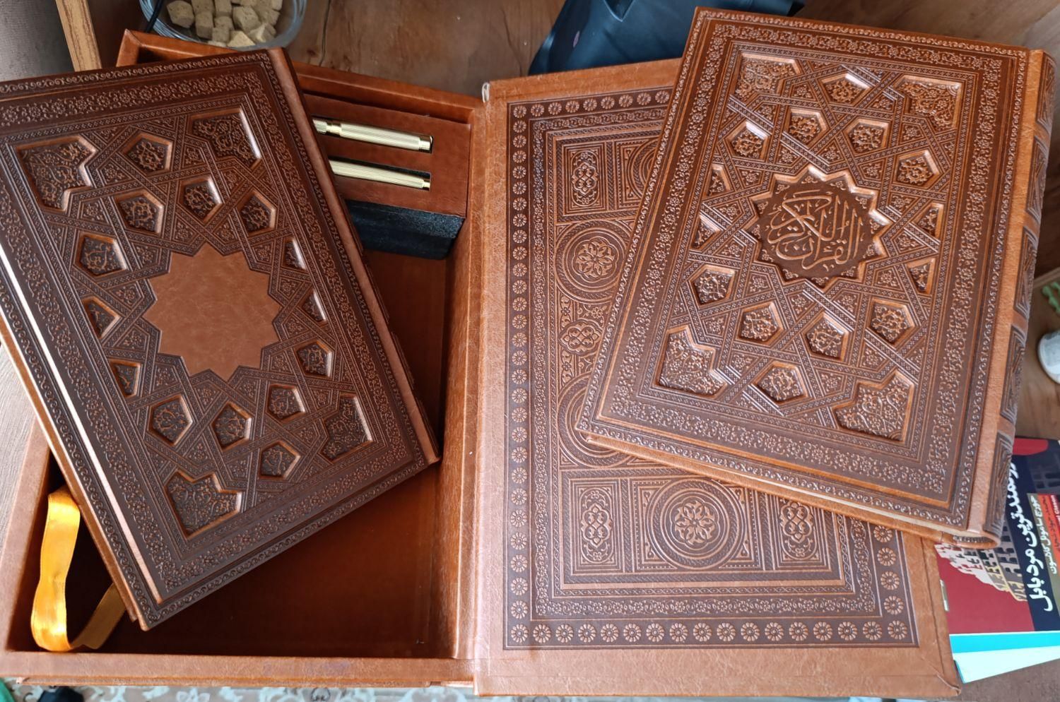 یک جلد قرآن بسیارنفیس بهمراه دیوان حافظ|کتاب و مجله مذهبی|کرج, شهرک جهان‌نما|دیوار