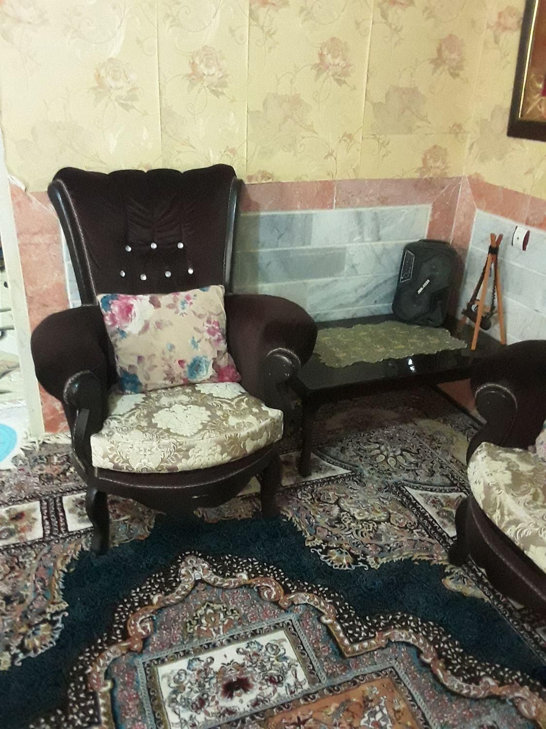 مبل هفت نفره همراه با دوعدد عسلی و میز وسط|مبلمان خانگی و میز عسلی|ماهدشت, |دیوار