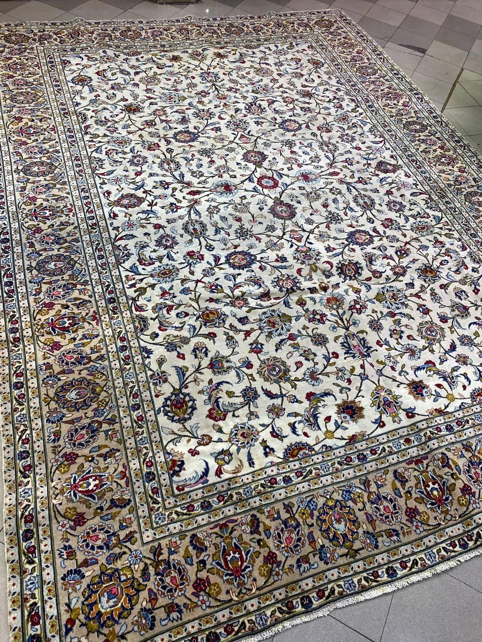 فرش دستباف ۱۱ متری کاشان در چند قسمت ساییدگی دارد|فرش|تهران, صادقیه|دیوار