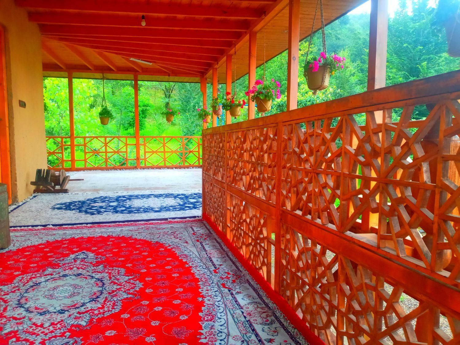 بومگردی شمعدونی فومن، شیک و دلباز در باغ بزرگ|اجارهٔ کوتاه‌مدت ویلا و باغ|فومن, |دیوار