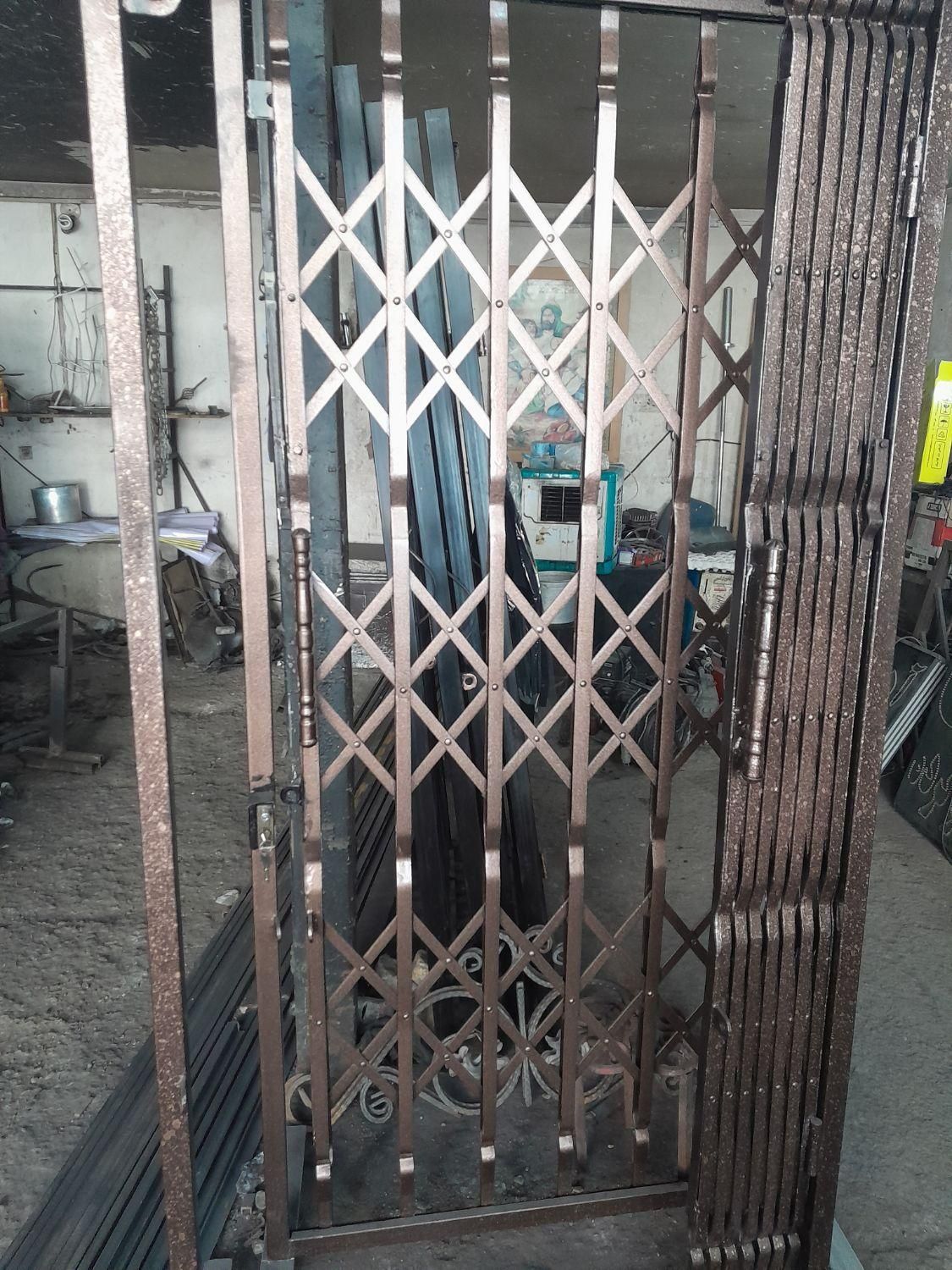 حفاظ درب اکاردونی نرده چهارچوب شاخ گوزنی جوشکار|خدمات پیشه و مهارت|کرج, کرج نو|دیوار