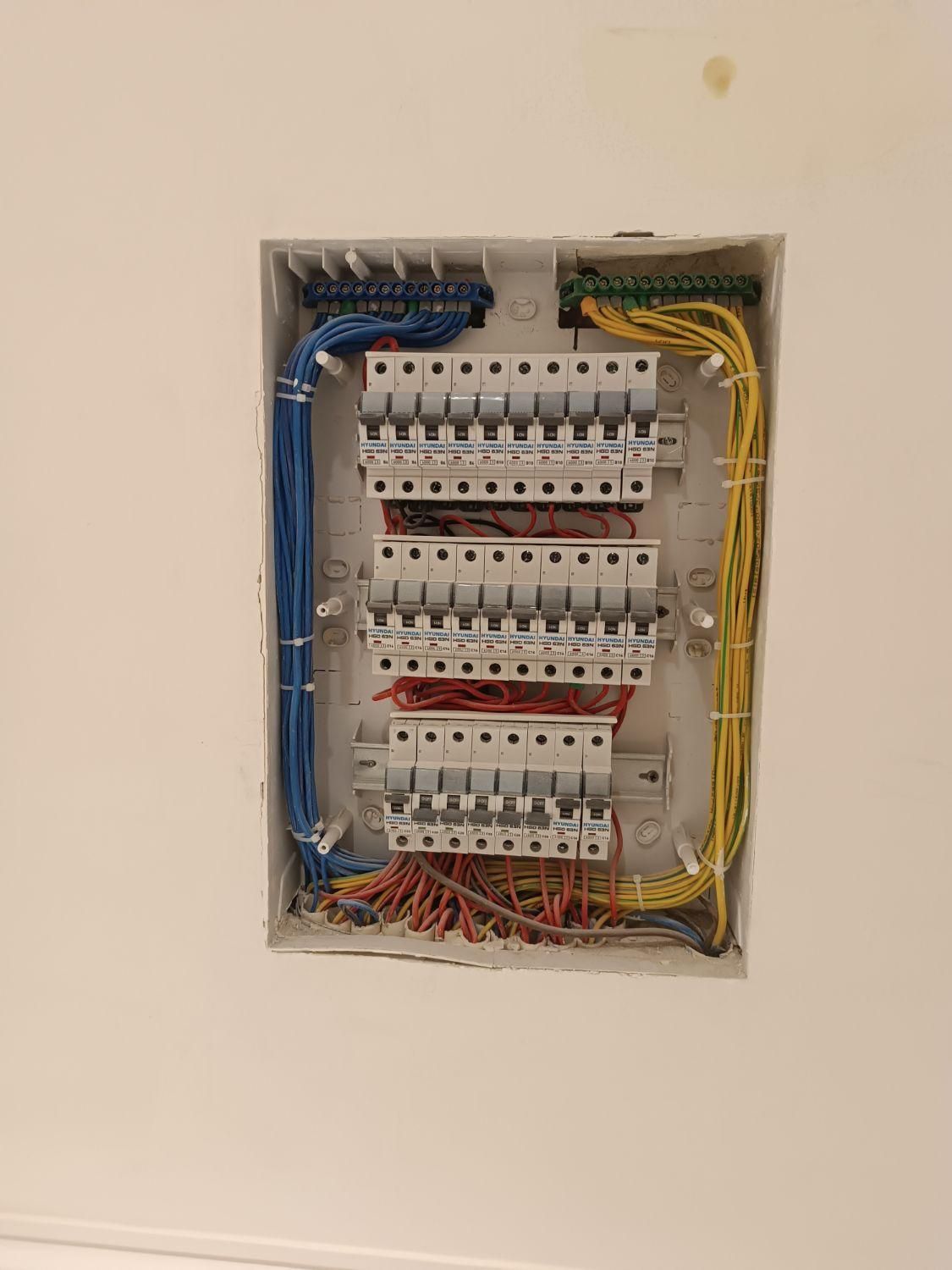 سیم کشی وبرقکاری صنعتی وساختمان|خدمات پیشه و مهارت|تبریز, |دیوار