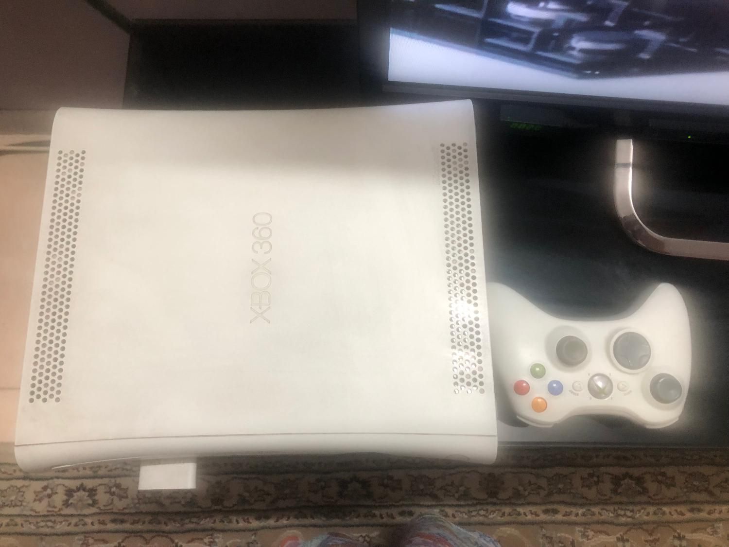 دستگاه XBox 360 به همراه یک دسته و چند بازی|کنسول، بازی ویدئویی و آنلاین|شیراز, حافظیه|دیوار
