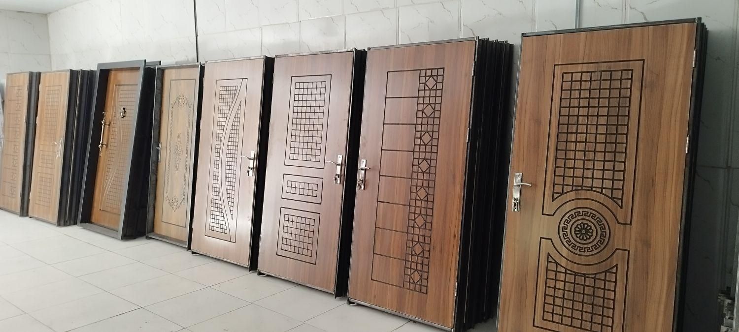 درب چوبی با کلیه یراق آلات کامل|مصالح و تجهیزات ساختمان|خمینی‌شهر, |دیوار