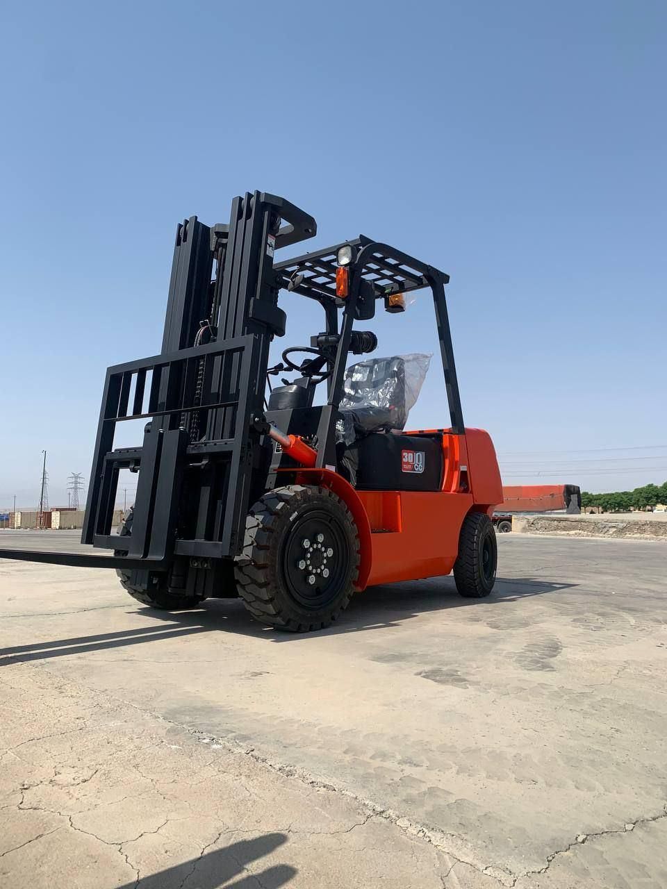 خرید لیفتراک 3 تن دیزل/ تحویل آنی|ماشین‌آلات صنعتی|بندر ماهشهر, |دیوار