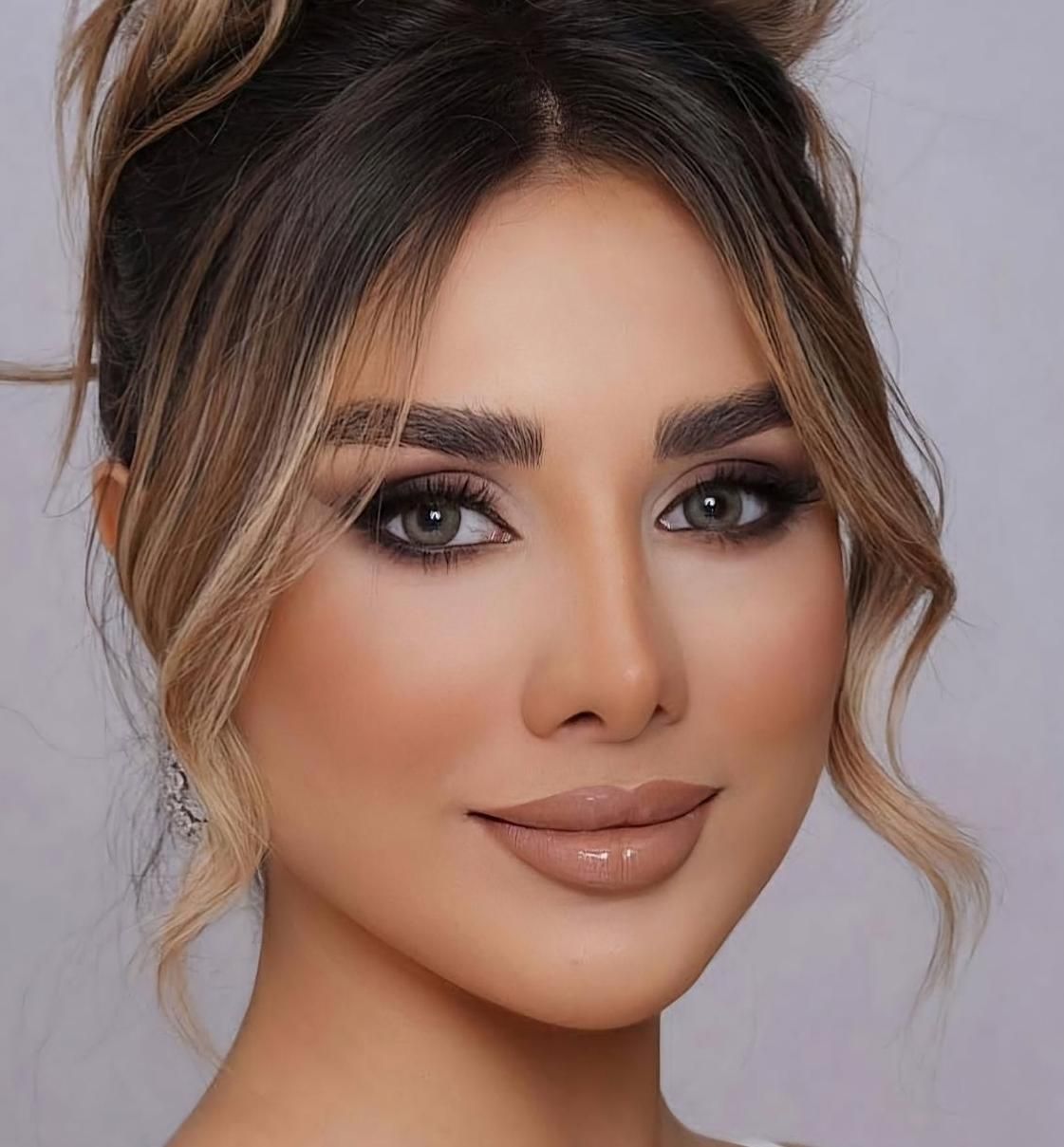 خدمات تخصصی میکاپ و شینیون و خدمات تخصصی عروس|خدمات آرایشگری و زیبایی|رشت, گلسار|دیوار