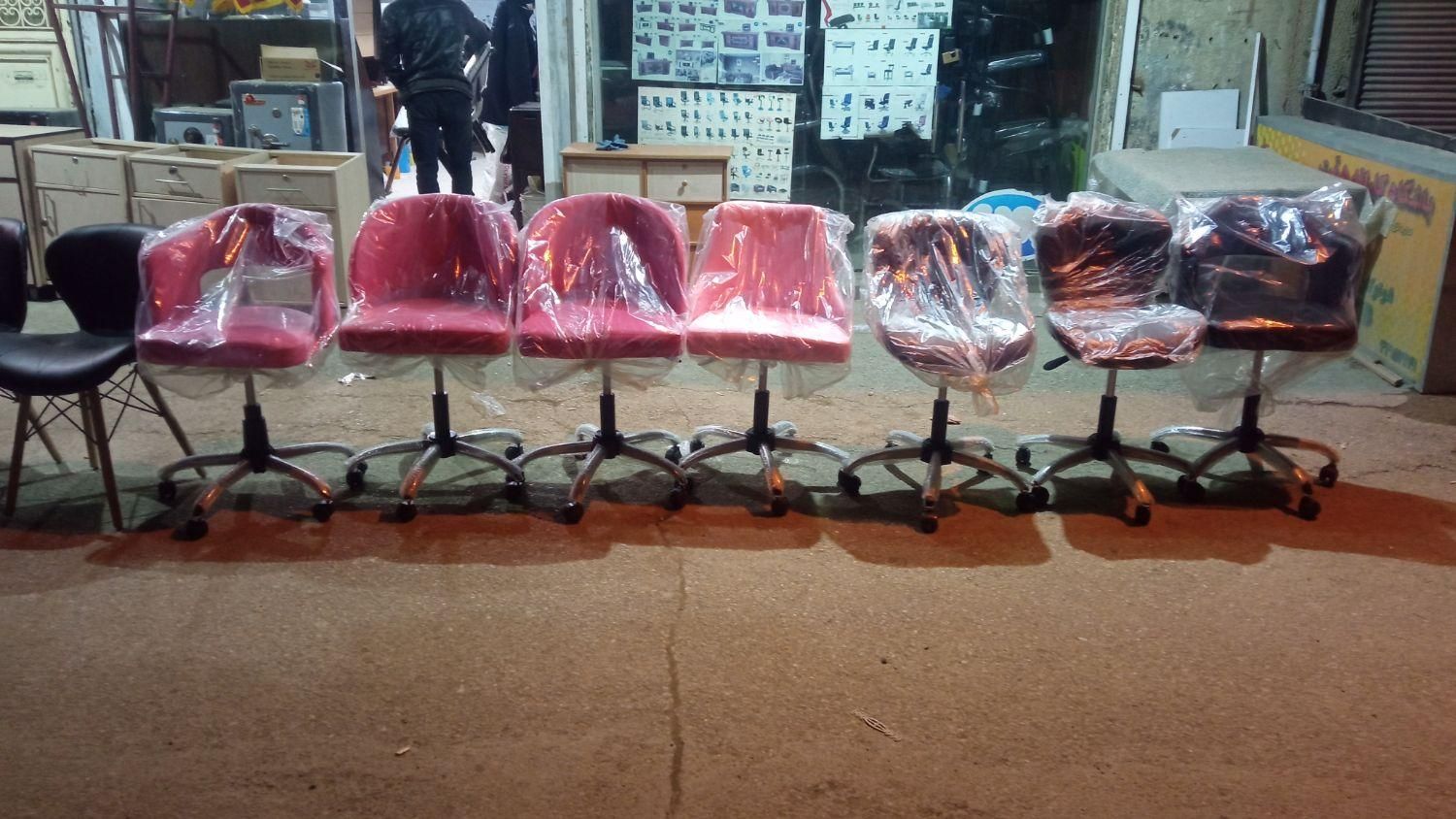 صندلی در رنگ‌بندی مختلف جکدار گردان|مبلمان اداری|سنندج, |دیوار