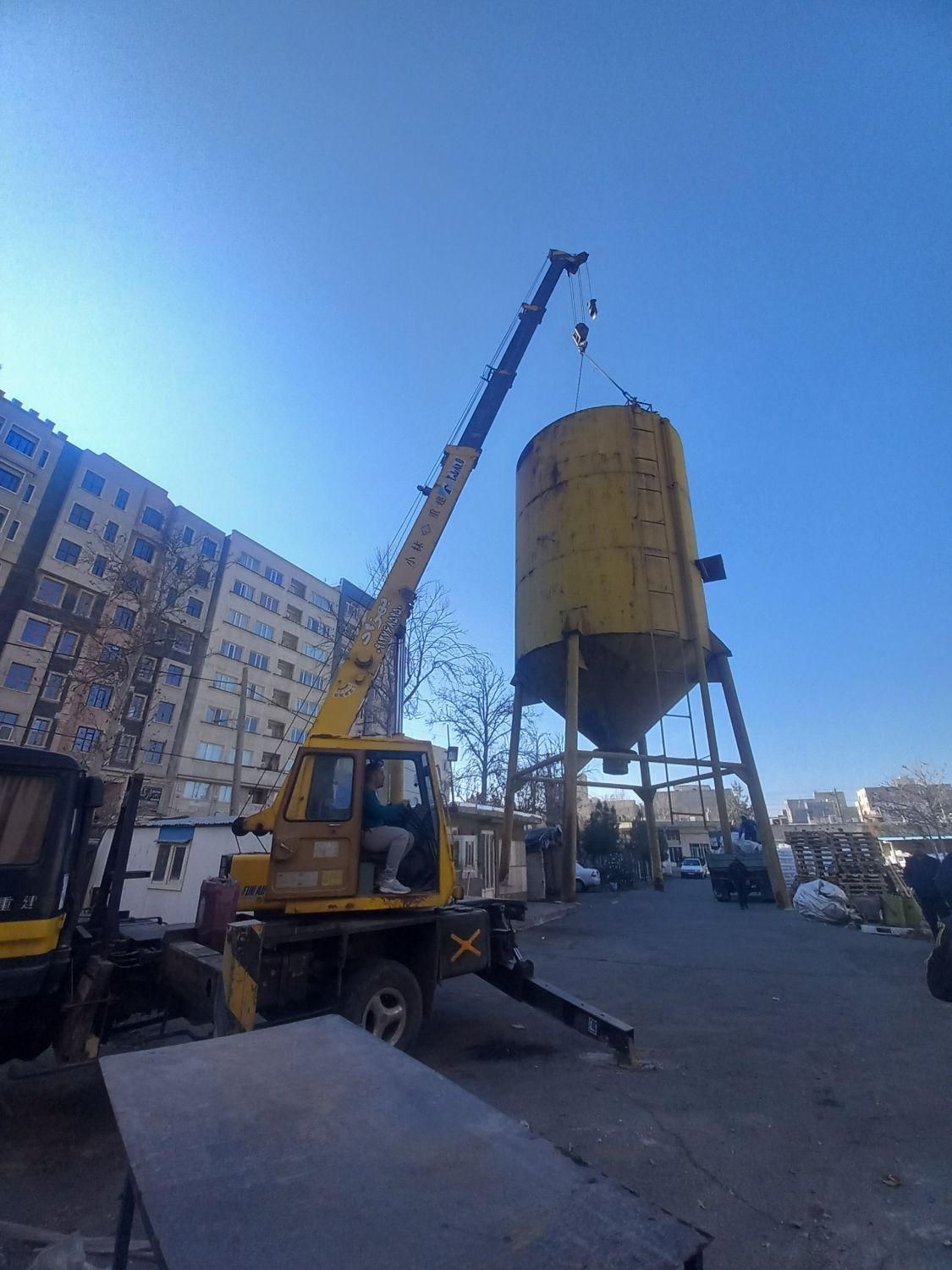 جرثقیل ۷ تن دکل بلندو ۳تن کفی دار(بهزاد)|خدمات حمل و نقل|کرج, کمالشهر|دیوار