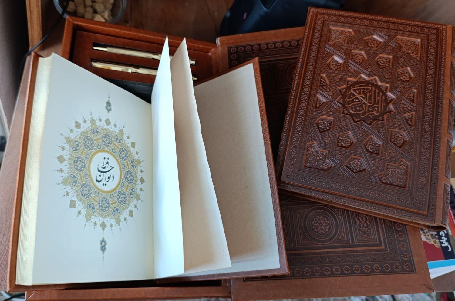 یک جلد قرآن بسیارنفیس بهمراه دیوان حافظ|کتاب و مجله مذهبی|کرج, شهرک جهان‌نما|دیوار