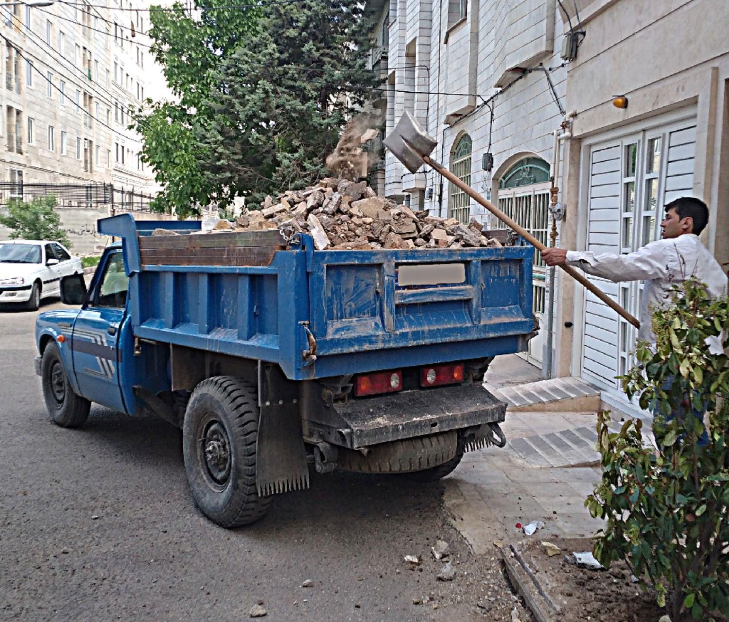 حمل نخاله و خاک و مصالح با نیسان کمپرسی و کارگر|خدمات حمل و نقل|قزوین, |دیوار