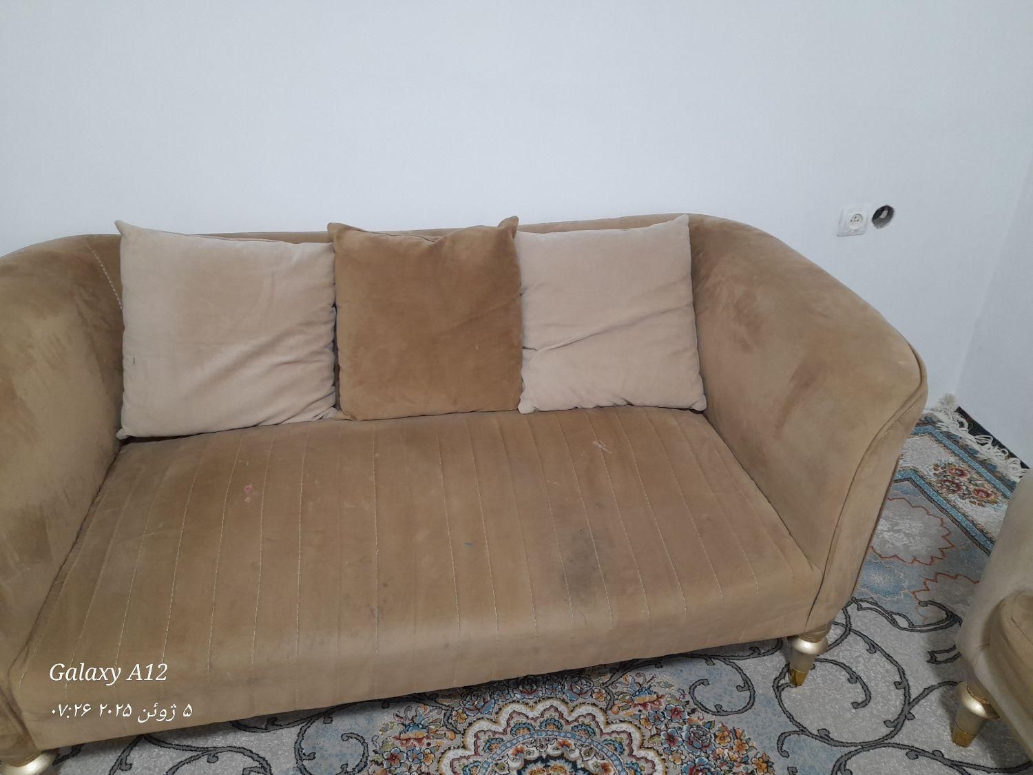 مبل پنج نفره سالم فقط ۳نفره یه خط خش خیلی کم|مبلمان خانگی و میز عسلی|رشت, سلیمانداراب|دیوار