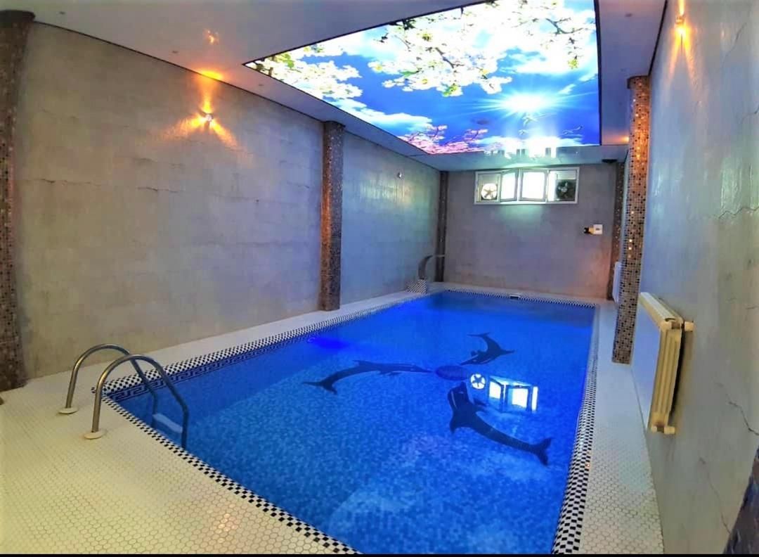 استخر نوساز ویو تالاب انزلی|اجارهٔ کوتاهمدت ویلا و باغ|بندر انزلی, قلم گوده|دیوار