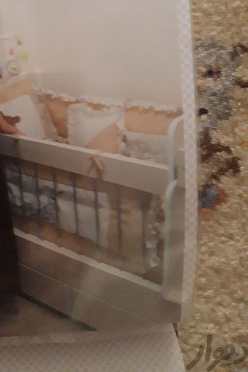 تخت وتشک کودک نواستفاده نشده|تخت و صندلی بچه|تهران, قنات‌کوثر|دیوار