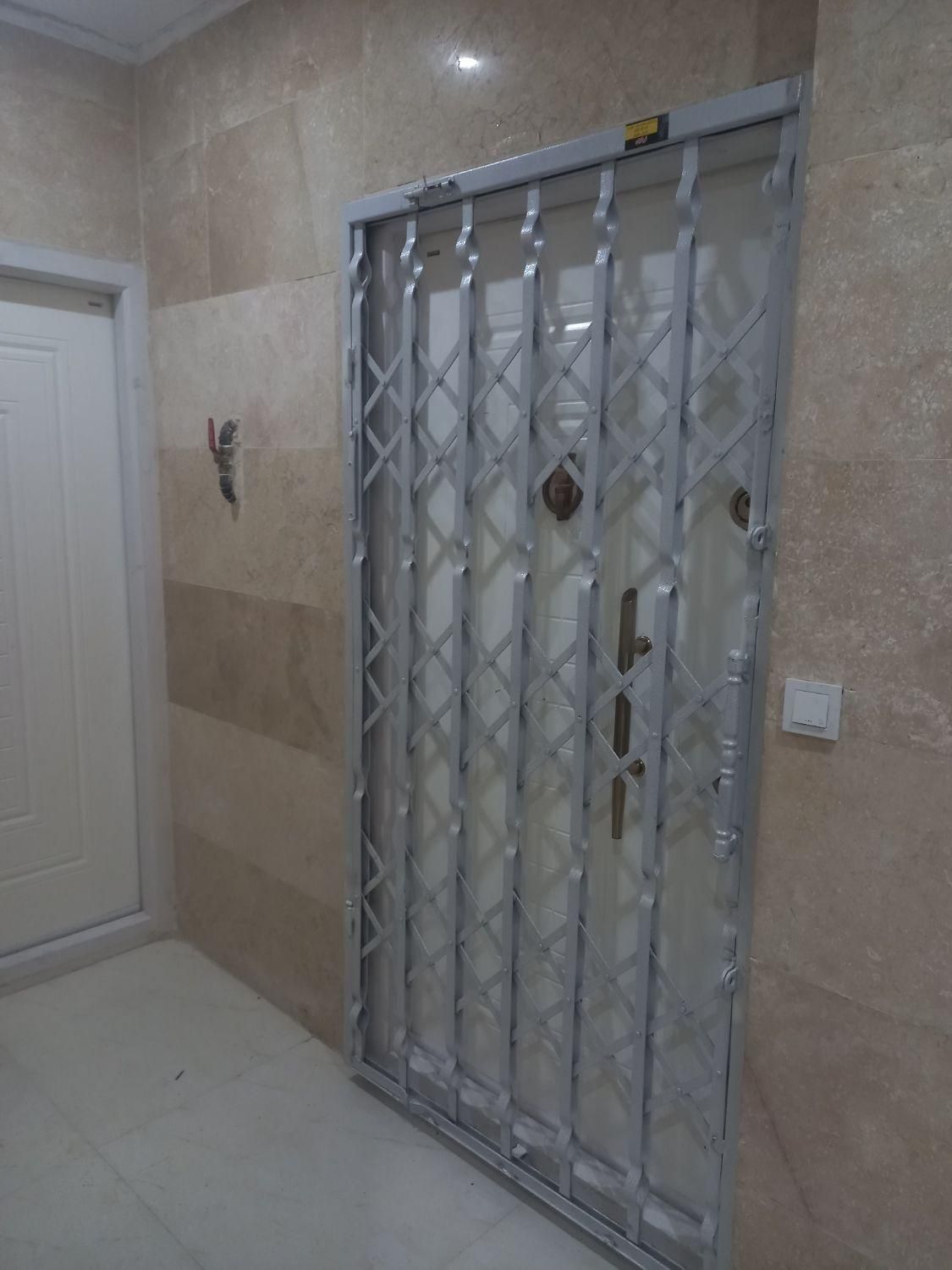 حفاظ کشویی درب اکاردیونی ضدسرقت ریلی فلزی آپارتمان|مصالح و تجهیزات ساختمان|مشهد, آزادشهر|دیوار