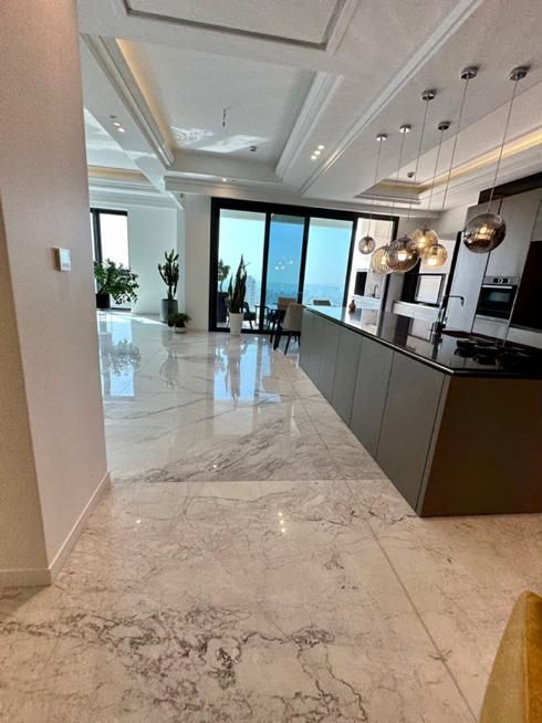 ۳۰۰متر برج مدرن با ویوو شهر و کوهستان