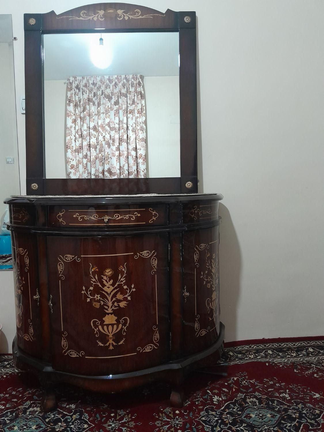 ایینه وکنسول در حد خیلی نو|بوفه، ویترین، کنسول|مشهد, گلبرگ|دیوار