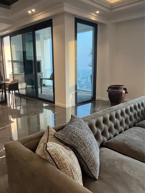 ۳۰۰متر برج مدرن با ویوو شهر و کوهستان