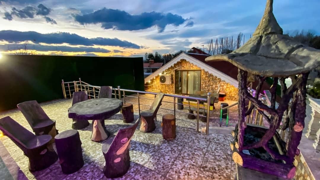 استخردار روفگاردن/بزرگ|اجارهٔ کوتاه‌مدت ویلا و باغ|بندر انزلی, قلم گوده|دیوار