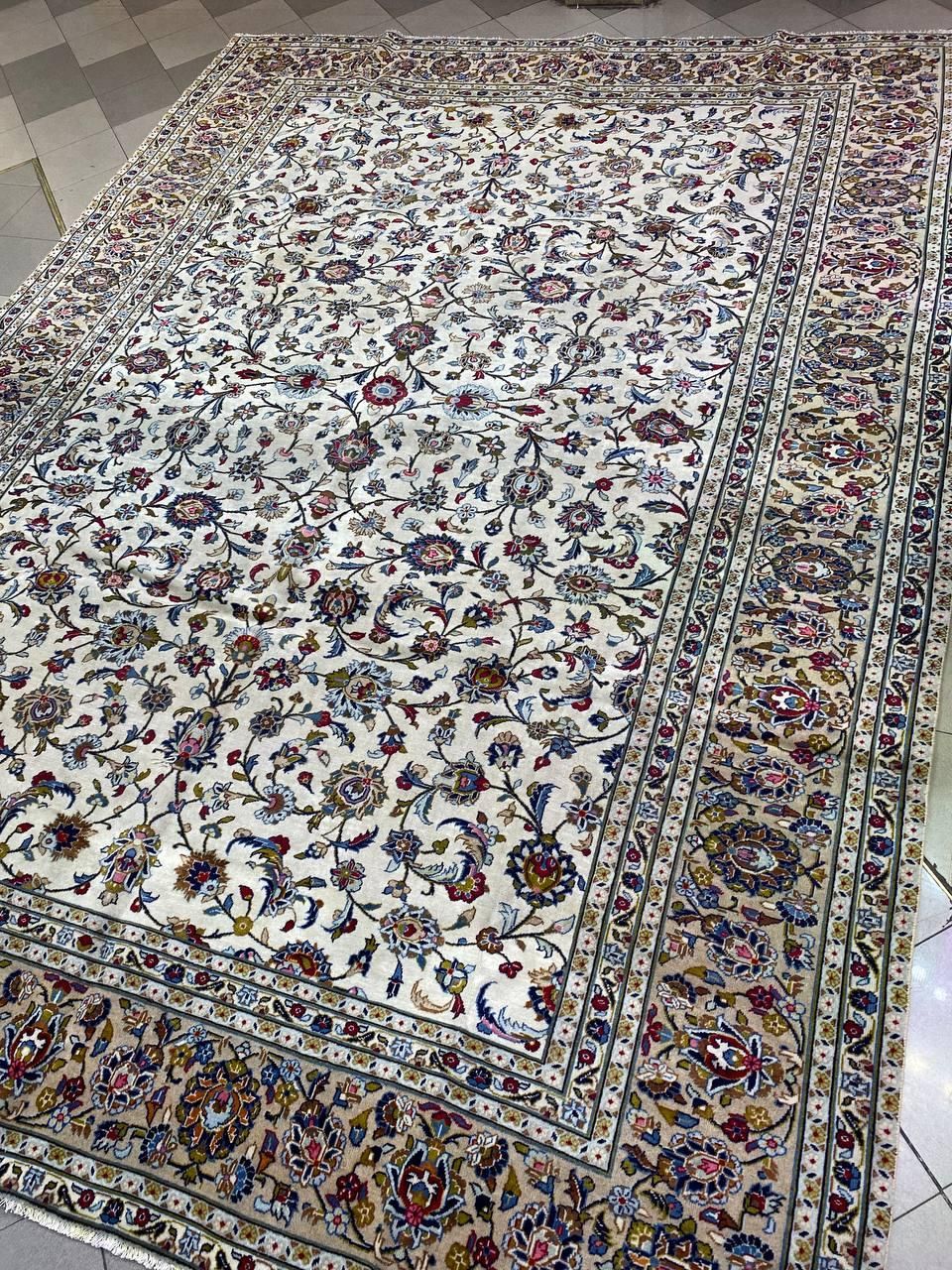 فرش دستباف ۱۱ متری کاشان در چند قسمت ساییدگی دارد|فرش|تهران, صادقیه|دیوار