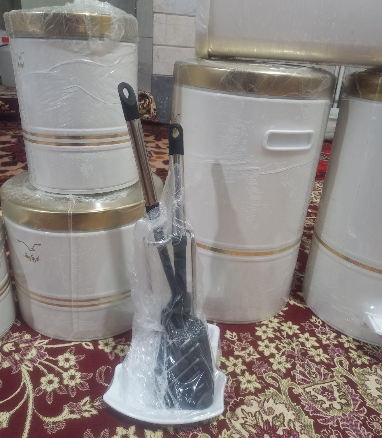 اورانوس ۲۹ پارچه سفیدوشیک|ظروف نگهدارنده، پلاستیکی، یک‌بارمصرف|قم, نیروگاه|دیوار