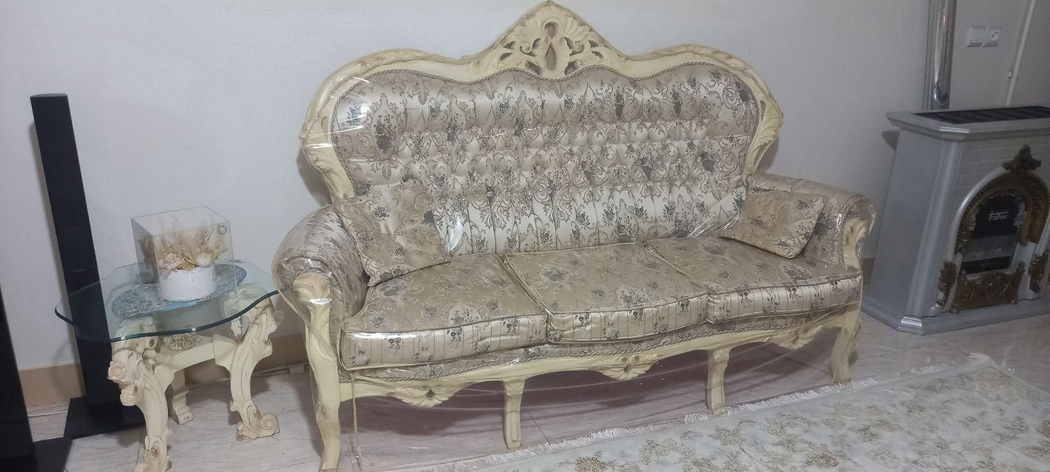 مبل کلاسیک استیل سلطنتی دارای میز و عسلی|مبلمان خانگی و میز عسلی|شاهین‌شهر, شهرک ردانی پور|دیوار